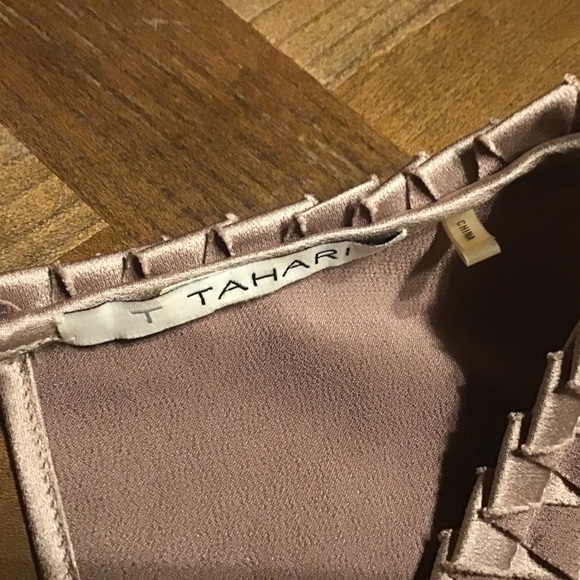 Tahari gold sleeveless blouse - Picture 2 of 4